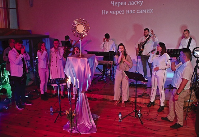 Profesjonalni muzycy animowali modlitwę śpiewem  przed Najświętszym Sakramentem.
