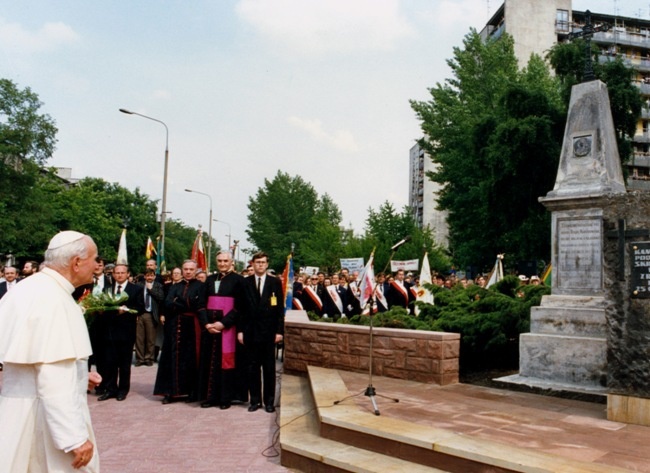 4 czerwca 1991 roku. Jan Paweł II przed pomnikiem kamieniem upamiętniającym robotniczy protest z 25 czerwca 1976 roku.