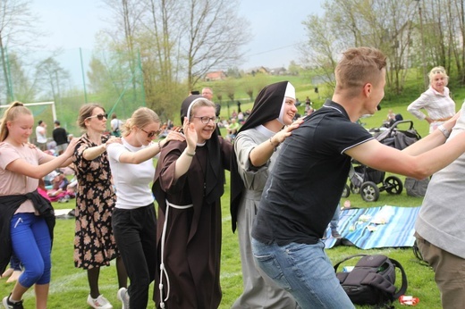 Odpoczynek i tańce na boisku w Wysokiej - 2022