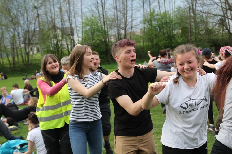 Odpoczynek i tańce na boisku w Wysokiej - 2022