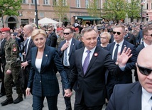 Prezydent: Na stole między Polakami i Ukraińcami często leżała broń, teraz został położony chleb 