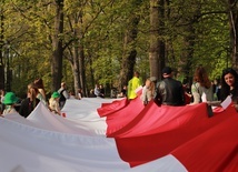 325-metrową flagę skierniewiczanie nieśli spod ratusza do parku miejskiego, gdzie odbyły się patriotyczne warsztaty.