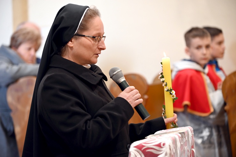 Siostra Bożena w trakcie odnowienia zakonnego ślubowania.