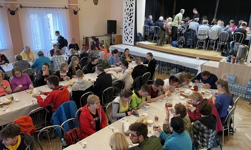 W sali widowiskowej tym razem urządzono wielką jadalnię...