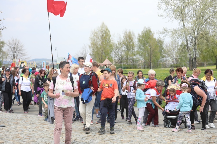 10. diecezjalna pielgrzymka dotarła z Hałcnowa do Łagiewnik - 2022