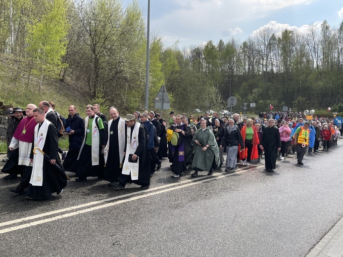 10. pielgrzymka łagiewnicka z Hałcnowa - w drodze z bazyliki św. Jana Pawła II do Jezusa Miłosiernego - 2022