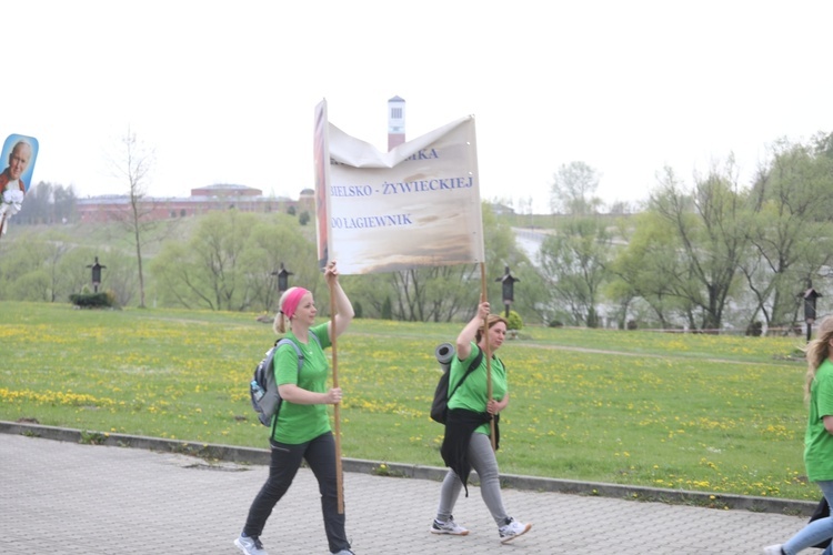 10. pielgrzymka łagiewnicka z Hałcnowa - w drodze z bazyliki św. Jana Pawła II do Jezusa Miłosiernego - 2022