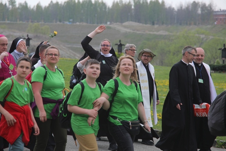 10. pielgrzymka łagiewnicka z Hałcnowa - w drodze z bazyliki św. Jana Pawła II do Jezusa Miłosiernego - 2022