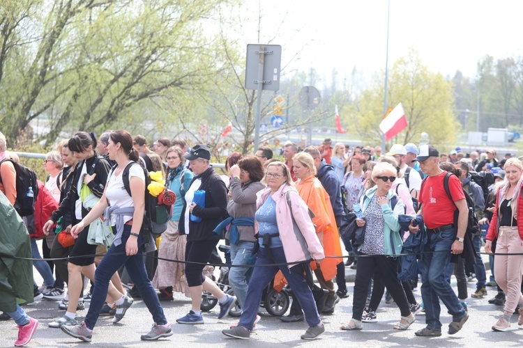 10. pielgrzymka łagiewnicka z Hałcnowa - w drodze z bazyliki św. Jana Pawła II do Jezusa Miłosiernego - 2022