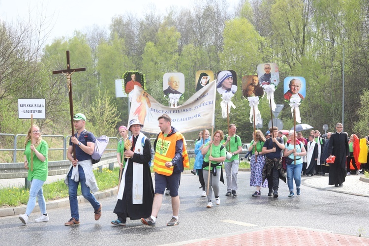 10. pielgrzymka łagiewnicka z Hałcnowa - w drodze z bazyliki św. Jana Pawła II do Jezusa Miłosiernego - 2022