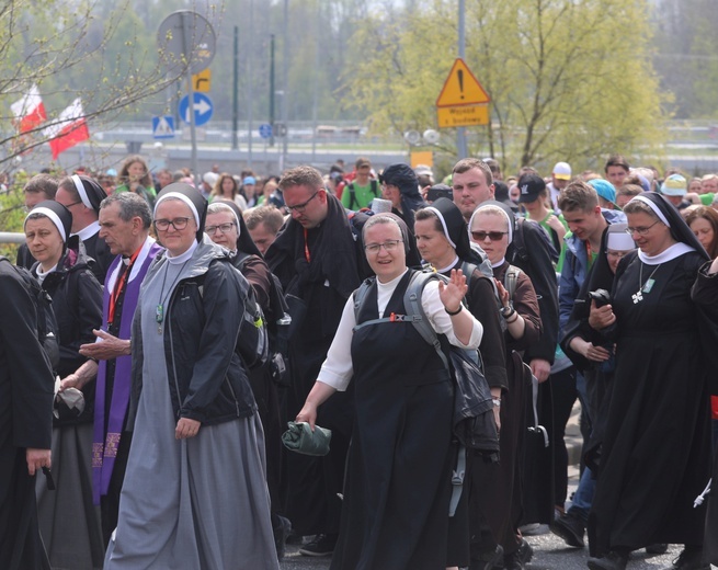 10. pielgrzymka łagiewnicka z Hałcnowa - w drodze z bazyliki św. Jana Pawła II do Jezusa Miłosiernego - 2022