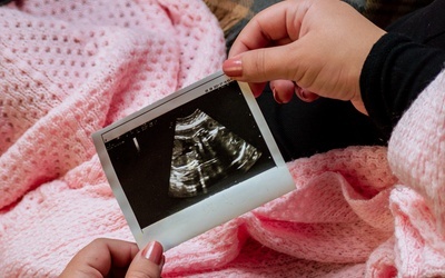 Gubernator Oklahomy zatwierdził zakaz aborcji w tym stanie po szóstym tygodniu ciąży