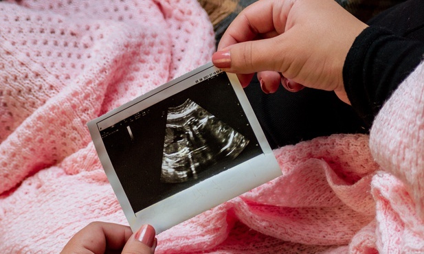 Gubernator Oklahomy zatwierdził zakaz aborcji w tym stanie po szóstym tygodniu ciąży