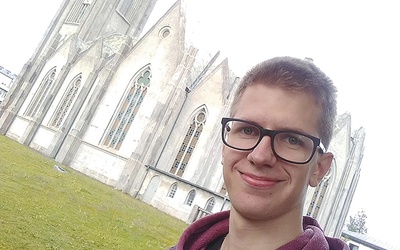 ▲	Piotr Majtyka w Reykjaviku przed katedrą pw. Chrystusa Króla.