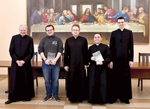 ▲	W seminaryjnym refektarzu (od lewej): ks. Marek Adamczyk, alumn Michał Zientarski, ks. Jacek Kucharski, alumn Jan Klimek i ks. Sławomir Czajka.
