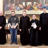 ▲	W seminaryjnym refektarzu (od lewej): ks. Marek Adamczyk, alumn Michał Zientarski, ks. Jacek Kucharski, alumn Jan Klimek i ks. Sławomir Czajka.