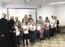 ▲	Organizatorzy konkursu (od lewej) ks. Dariusz Frydrych, ks. Stanisław Łabendowicz, Ewa Majcher z laureatami i ich opiekunami.