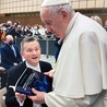▲	Autor prezentuje swoją książkę papieżowi Franciszkowi.