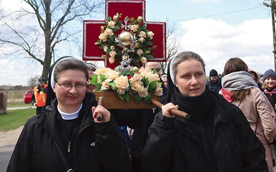 Tradycyjnie relikwie błogosławionej niosły jej duchowe córki, ale i czciciele.