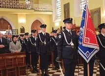 Po Mszy św. uczestnicy uroczystości przemaszerowali na plac targowy.