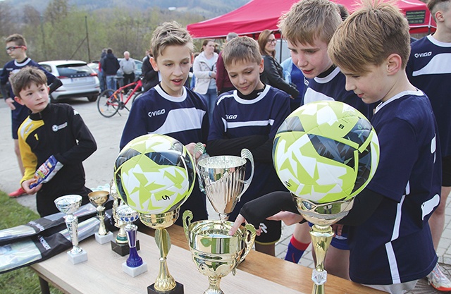 	Sportowe trofea zatrzymali gospodarze zmagań na murawie Halniaka.