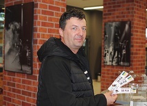 ▲	Wejściówką były cegiełki o różnym nominale.