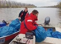 ▲	 Wolontariusze uzbierali 50 worków z nieczystościami.