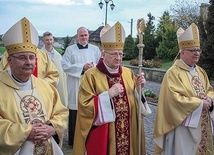 Mszy św. przewodniczył emerytowany już biskup.