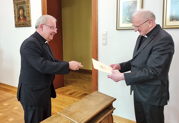 Odczytanie komunikatu Nuncjatury Apostolskiej odbyło się w kaplicy biskupiej.