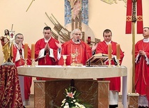 ▲	Biskup Marek z asystą i koncelebransami: bp. Stefanem Regmuntem i bp. Adamem Bałabuchem.