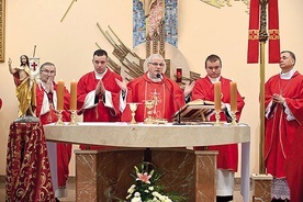 ▲	Biskup Marek z asystą i koncelebransami: bp. Stefanem Regmuntem i bp. Adamem Bałabuchem.