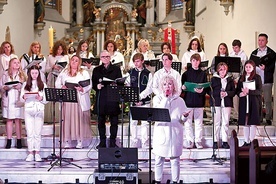 ▲	Główną częścią muzycznej modlitwy w kościele św. Anny był występ grupy dorosłych.