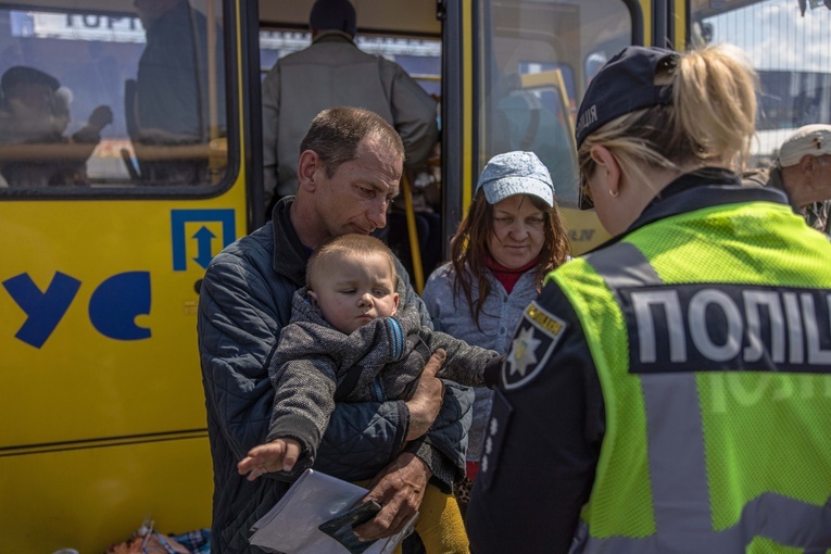 Autobusy ewakuacyjne z mieszkańcami Mariupola wyjechały z miasta