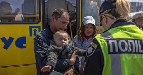 Autobusy ewakuacyjne z mieszkańcami Mariupola wyjechały z miasta