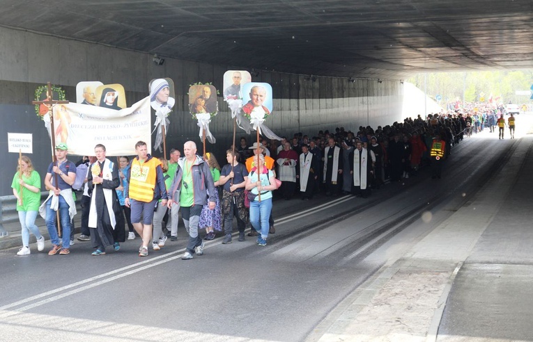 Pielgrzymi w Łagiewnikach! Na trasie od Centrum św. Jana Pawła II do sanktuarium Bożego Miłosierdzia - 2022