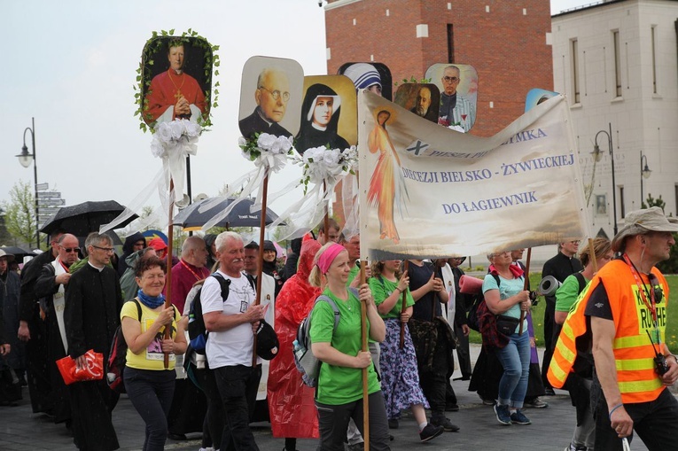 Pielgrzymi w Łagiewnikach! Na trasie od Centrum św. Jana Pawła II do sanktuarium Bożego Miłosierdzia - 2022