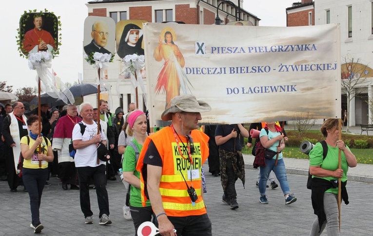 Pielgrzymi w Łagiewnikach! Na trasie od Centrum św. Jana Pawła II do sanktuarium Bożego Miłosierdzia - 2022