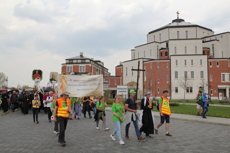 Pielgrzymi w Łagiewnikach! Na trasie od Centrum św. Jana Pawła II do sanktuarium Bożego Miłosierdzia - 2022