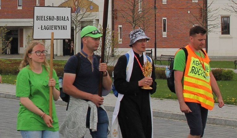 Pielgrzymi w Łagiewnikach! Na trasie od Centrum św. Jana Pawła II do sanktuarium Bożego Miłosierdzia - 2022