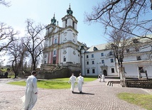 ▲	Zakonnicy są kustoszami sanktuarium krakowskiego biskupa i męczennika.