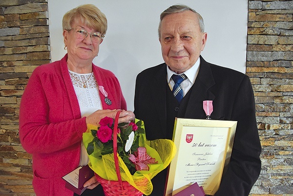 ▼	Maria i Ryszard Korczakowie z Czarnego Dunajca zamierzają uczcić złote gody, wybierając się na spacer na gdańską plażę w Stogach.