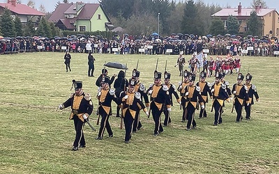 ▲	Cieplińscy gwardziści podczas prezentacji na stadionie w Tryńczy.