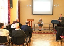 ▲	Profesor w trakcie stanu wojennego odmówiła indoktrynacji studentów, przez co dotknęły ją liczne represje. Obecnie wykłada w AWL im. Tadeusza Kościuszki we Wrocławiu.