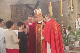 ▲	Bp Andrzej Siemieniewski udzielił młodym sakramentu dojrzałości chrześcijańskiej podczas Eucharystii odpustowej w kościele pw. św. Wojciecha w Lubinie.