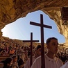 Koptyjscy chrześcijanie modlą się w Wielki Piątek w klasztorze św. Szymona.
22.04.2022  Góra Mokattam, Egipt 