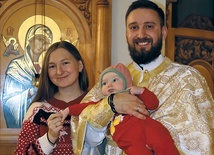 Greckokatolicki ksiądz Roman Hrydkovets najtrudniejsze wojenne dni w Czernihowie przeżył ze swoimi parafianami. Na zdjęciu z żoną Bohdanną i córeczką Bożenką.