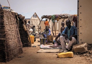 Burkina Faso to jedno z najbiedniejszych państw afrykańskich. Walki w sąsiednich krajach spowodowały, że przybyło tu 1,7 mln uchodźców. Ze względu na suszę zapewnienie im jedzenia jest coraz trudniejsze.