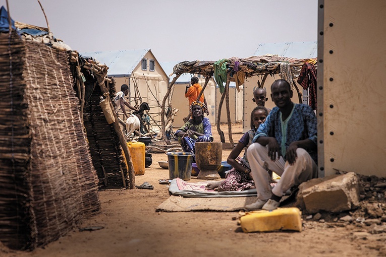 Burkina Faso to jedno z najbiedniejszych państw afrykańskich. Walki w sąsiednich krajach spowodowały, że przybyło tu 1,7 mln uchodźców. Ze względu na suszę zapewnienie im jedzenia jest coraz trudniejsze.