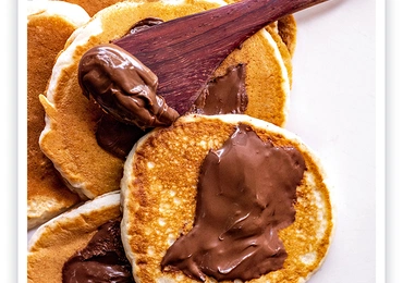 Placki bananowe z kremem daktylowym