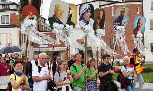 W drodze z sanktuarium św. Jana Pawła II do sanktuarium Bożego Miłosierdzia.